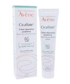 Cicalfate+ Crème Réparatrice et Protectrice Une formule spécialement conçue pour apaiser, réparer et protéger les irritations cutanées de toute la famille. Très bien tolérée, cette crème est idéale pour les peaux fragiles et les zones irritées. Principaux Actifs : Réparatrice : Grâce à [C+-Restore]TM, un actif réparateur postbiotique issu de l'Eau thermale d'Avène, la crème favorise la régénération de l'épiderme et soutient le processus naturel de réparation de la peau. Assainissante : L'association innovante de sulfate de cuivre et de sulfate de zinc limite le risque de prolifération bactérienne, aidant à assainir la peau. Apaisante : Riche en Eau thermale d'Avène, cette crème apaise les irritations et calme les épidermes fragilisés, procurant un soulagement immédiat. Utilisation : Appliquer sur les zones irritées et nettoyées, aussi souvent que nécessaire. Idéale pour les peaux sensibles ou fragilisées après un coup de soleil, une irritation ou une petite lésion cutanée. Bienfaits : Répare et protège Apporte une sensation de confort et de calme instantané Convient à toute la famille, y compris aux nourrissons et enfants Cicalfate+ est une solution complète pour le soin des peaux irritées, combinant réparation, apaisement et protection dans une seule crème efficace.