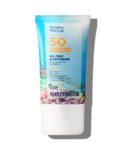 Offrez à votre peau une protection solaire avancée et un soin anti-âge grâce au Sensilis Matt Gel Invisible SPF 50. Spécialement formulé pour les peaux mixtes à grasses, ce gel solaire oil-free à la texture légère et non comédogène assure une protection optimale contre les rayons UVA/UVB tout en régulant la brillance et en améliorant l’aspect global de la peau. Enrichi en actifs anti-âge comme la Schisandra chinensis et l’acide hyaluronique, il contribue à préserver l’élasticité de la peau, à la lisser et à la maintenir hydratée tout au long de la journée. Son fini invisible et matifiant immédiat le rend idéal pour une utilisation quotidienne, même sous le maquillage. Formulé pour respecter les peaux sensibles, ce soin est également résistant à l’eau et à la sueur, sans laisser de film gras ni de traces blanches. Testé dermatologiquement, il respecte aussi les milieux marins grâce à une composition éco-responsable.