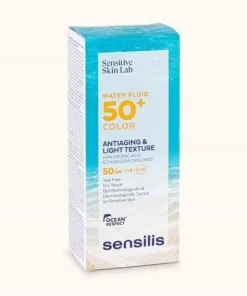 Fluide solaire visage SPF50+ à texture aqueuse légère, enrichi en acide hyaluronique et vitamine E. Hydrate, protège du soleil et prévient le vieillissement cutané sans effet gras.